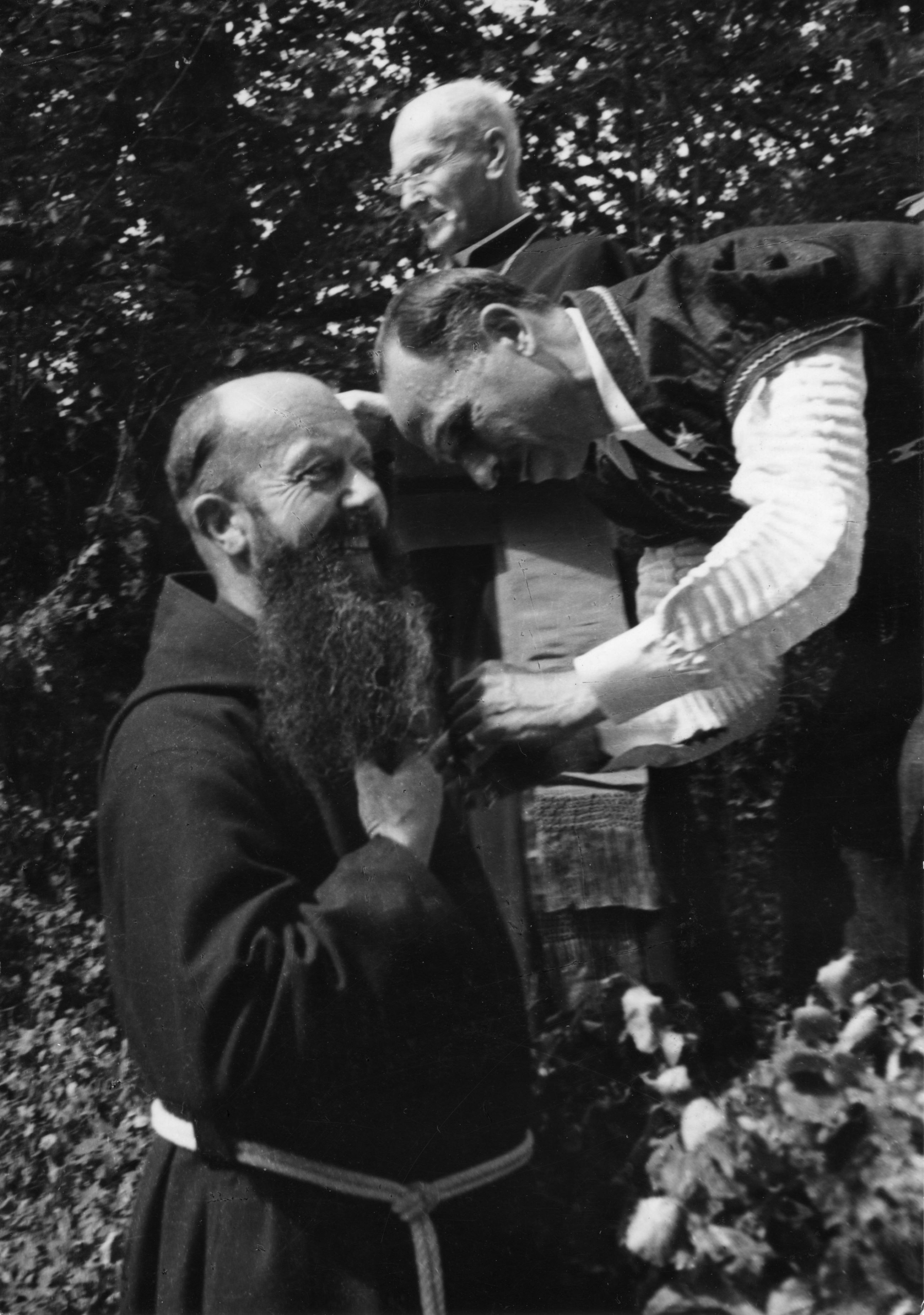 Patois competition: Calixte Ruffieux is awarded a prize by Henri Naef, Fribourg, 6 September 1942 © Glasson, Musée gruérien, Bulle